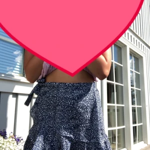 Så najs kjol - Jättefin, helt oanvänd som knyts vid höften. Lite volang längst ned. 