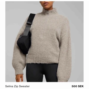 Weekday stickad tröja  - Säljer denna slutsålda tröja från weekday! Köpt för 500kr och använd enbart 2 gånger så skicket är prima! Frakt tillkommer, men kan även mötas i Sthlm💗