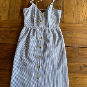 Klänning från Hm - Jätte söt randig klänning ifrån Hm och använts bara någon gång och är i fint skick 