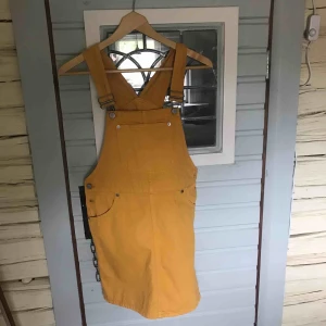  - Senapsgul hängselklänning från monki i storlek xs Köpt här men var för liten för mig så säljer vidare. Fint skick! Frakt tillkommer Djur finns i hemmet