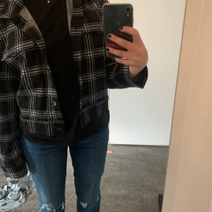 Jacka - Ball rutig jack i ett mjukt material från Gina Tricot. Knappt använd. Jacka är köpt i storlek M, och jag har i vanliga fall storlek S. Det är bara att buda! 