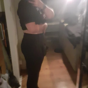 Utsvängda träningsbyxor från Nike  - Storlek S men passar mig som är storlek M . Lite långa i benen på mig som är 163cm