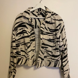 Storlek 38 - Nyskick, jeans jacka. Pris kan diskuteras 