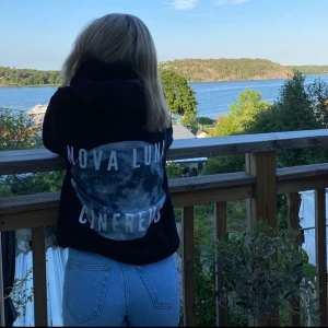 The cool elephant - Lägger ut igen pågrund av osäriösa köpare!! Skriv nt om du ej är intresserad påriktigt, eller om du ska försöka sänka priser under högst bud!!! HÖGAST BUD:250kr +frakt,( ja det är mina bilder) jätte fint skick å knappt använd därför säljer jag den, den är oversize på mig som vanligtvis är S! (Kund står för frakt)💕💕