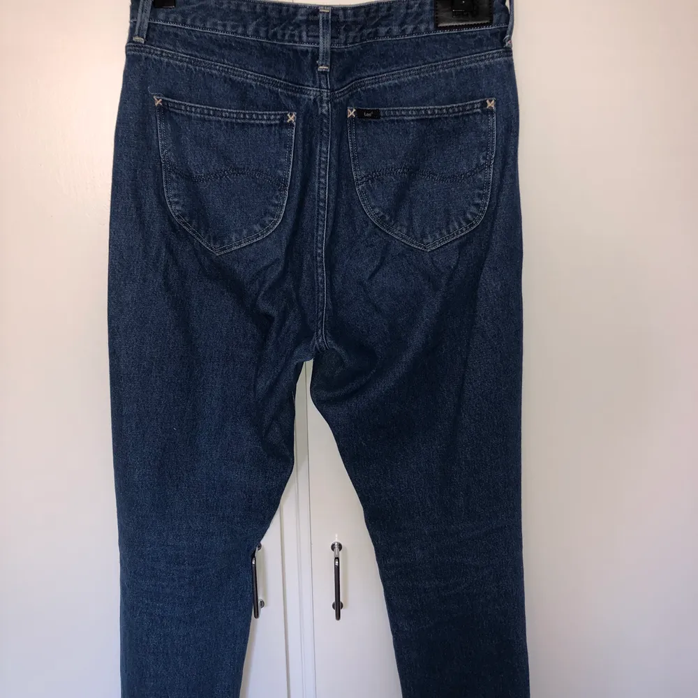 Mörkblåa lee jeans. Raka Mom Jeans midrise. . Jeans & Byxor.