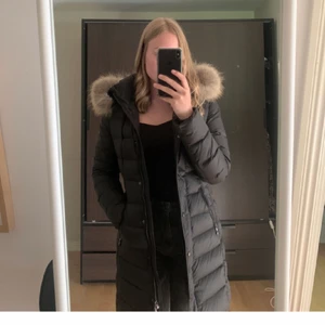 Hollies jacka - Aldrig använd. Prislapp och kvitto finns. Nypris ca 4000kr. Kan mötas eller frakta. 1500kr eller högsta bud.