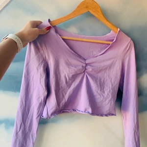 Lila croptop  - Sjukt fin långärmad topp som passar den med större byst. Köpt på plick