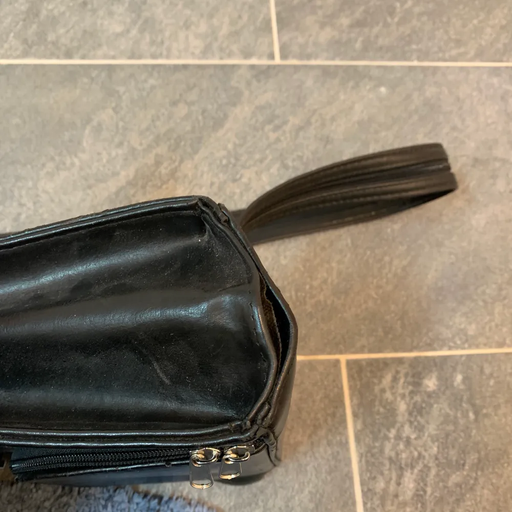 Fin ryggsäck/handväska/sidebag i äkta läder. Har dessvärre ett litet hål på sidan men går att limma eller sy det :). Väskor.