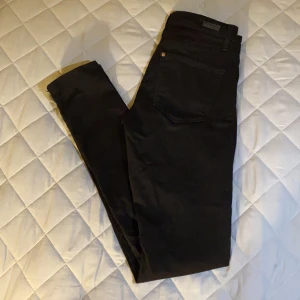 H&M skinny - Regular waist 28/32, nästintill oanvända