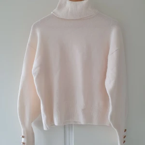 Vit kofta från H&M - Mjuk, höghalsad stickad kofta från H&M, använd en gång