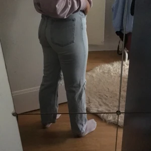 Weekday Rowe - Säljer ett par ljusblåa byxor från weekday modellen rowe. Ganska använda men fortfarande i väldigt bra skick! Har gjort egna hål, dessutom att jag har sytt in töjnings band vid midjan så man kan spänna åt så som man vill ha det! Storleken är 30/30 men går att spänna till sin passform! Skriv till mig om önskade bilder, köparen står även för frakten💗💗💗