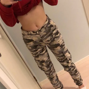 Cargobyxor madlady - Säljer dessa cargobyxor från madlady. Storlek xs. Köpta för 500kr och inte alls mycket använda då de är lite stora i midjan på mig med midjemått på 60cm. Köpare står för frakt 🤍