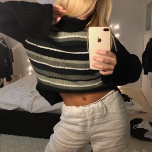 Stickad tröja - Stickad tröja med hög krage och lite vidare ärmar, passar xs/s uppvikt på bilderna