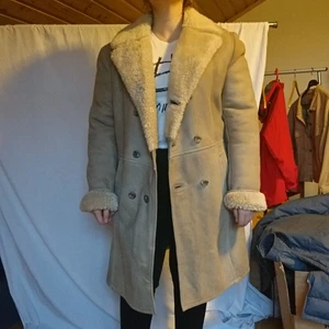 Skinnkappa  - Klassisk kappa i äkta skinn, vintage och jättefin, passar m-l bäst💎