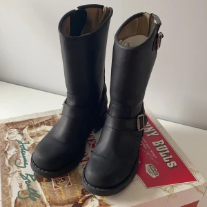 Johny bulls, låga stövlar - Knappt använda, som nya. Säljer för 350 kr men billigare vid snabb affär, köparen står för frakt:)