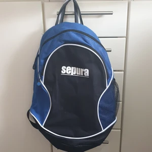 Väska - Blå fin ryggsäck som rymmer mycket