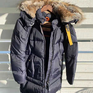 Parajumper storlek xxs - Jackan är i xxs, men funkar bra om man är en s eller xs. Den är i ny skick.