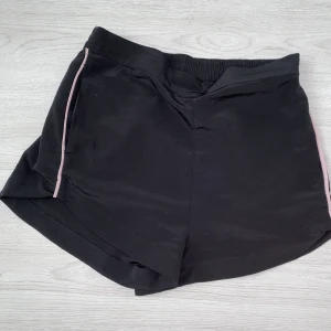 Svarta shorts  - Svarta sköna shorts ifrån Gina Tricot, tyvärr förstora för mig. Men har resår på baksidan, har fickor dessutom. Är i storlek 36.
