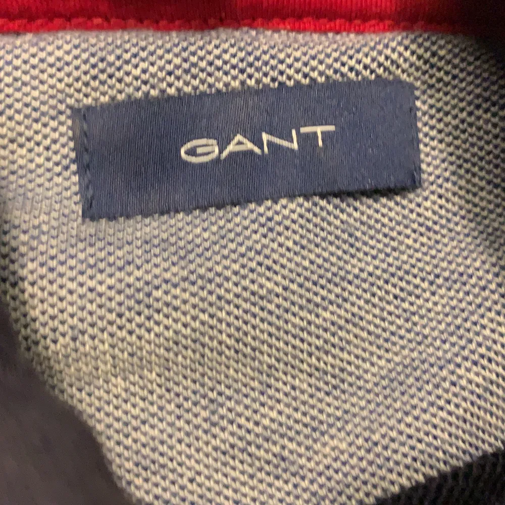 En oanvänd Gant hoodie från julas. Fin färg och skön. Nypris: 629kr. Säljer för 250, med tanke på att den är oanvänd. Passar både dig som tjej och kille!. Hoodies.