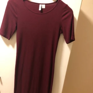 Vinröd klänning - Bra skick