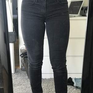 Ett par svarta Levis jeans i amerikanska storleken 27, vet inte exakt vad de motsvara i svenska storlekar men passar mig som är M. Använda men bra skick! Kan absolit sänka priset vid snabb affär. De kostade runt 1000kr när jag köpte dem