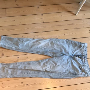 Mom jeans  - Jättesnygga mom jeans från bik buk. Säker för att dom har blivit lite för små för mig .