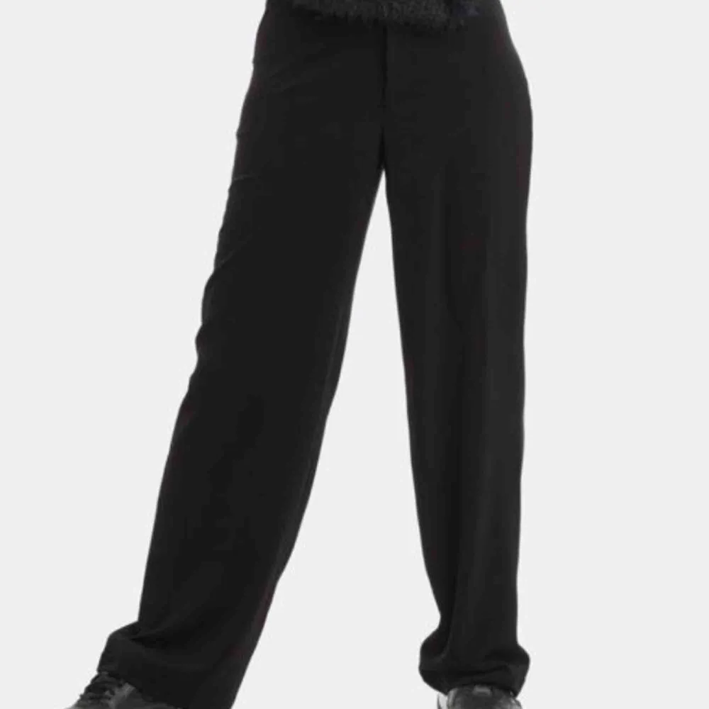 Jättebekväma svarta kostymbyxor från Bik Bok! Storlek XS, säljer då de blivit lite för korta för mig som är 170cm!  Frakt tillkommer😊. Jeans & Byxor.