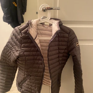 Colmar jacka - Jacka från colmar köpt i våras, perfekt som höst/vår jacka. Bra skick och i storlek 40 som motsvarar xs-S. Nypris runt 3000💕💕