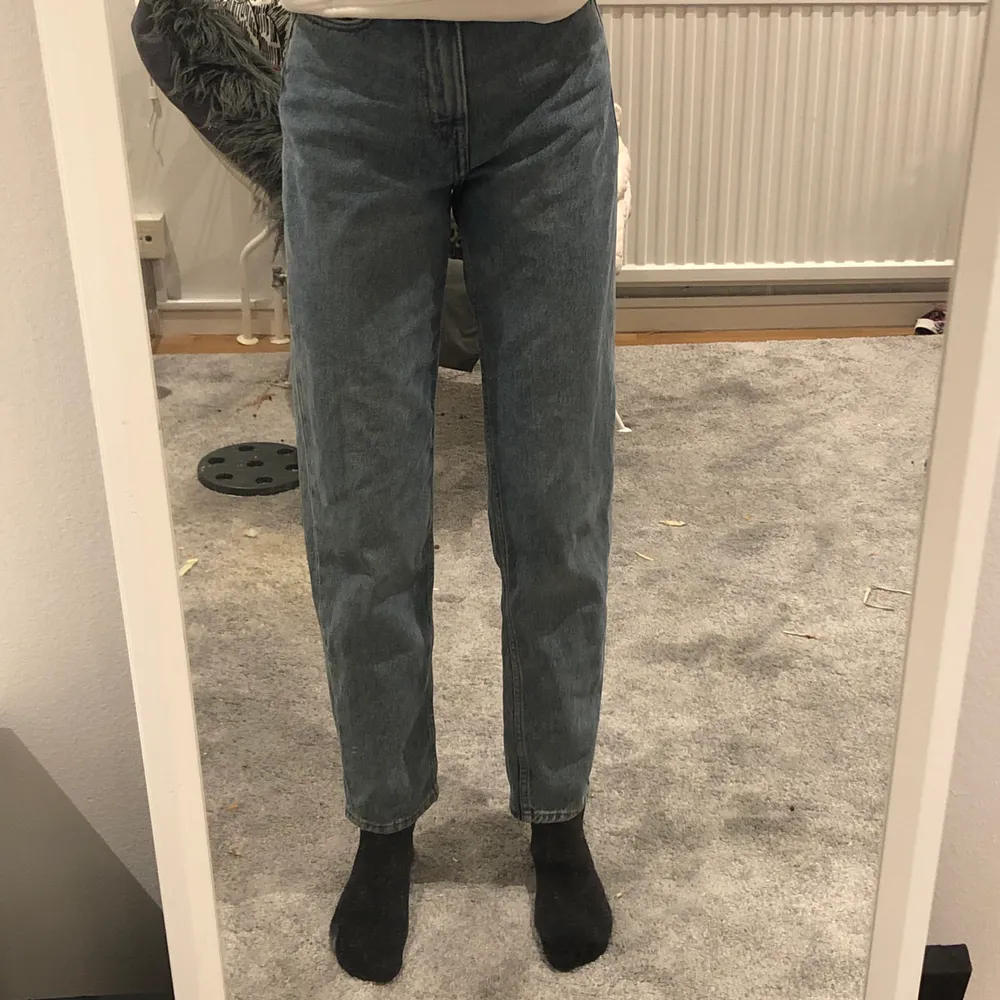 lägger upp denna igen fast med lite bättre bilder. Blåa jeans från weekday i modellen lash!🦋🤍 köpta för 500kr, superfint skick! Jag är 167cm lång😊. 150kr + frakt❤️❤️🥰 . Jeans & Byxor.