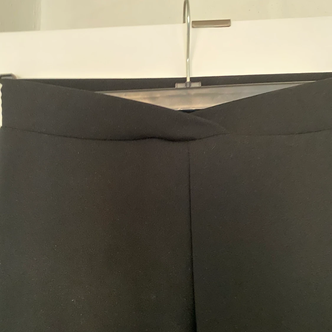 Leggingsaktiga byxor med markerad midja - 91