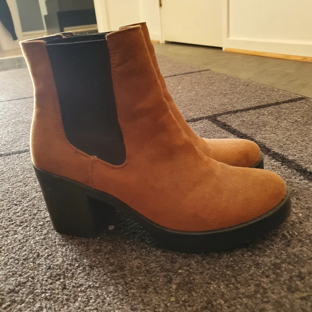 Säljer bruna boots med klack. Använt sparsamt i storlek 40. Skor.