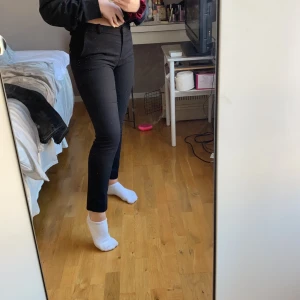 Kostymbyxor  - Ett par jätte fina kostymbyxor från H&M som tyvärr har blivigt för små för mig. Dom är jätte bra skick inga slitningar eller nånting. Köparen står för frakt😊