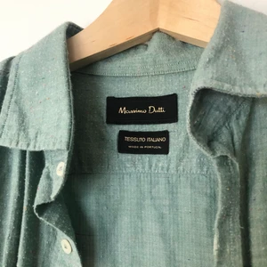 Oversized skjorta - Fin, mjuk skjorta från herravdelningen på Massimo Dutti. Det är ett nopprigt material så den var så när jag köpte den också! Liten fläck på framsidan därav priset. 