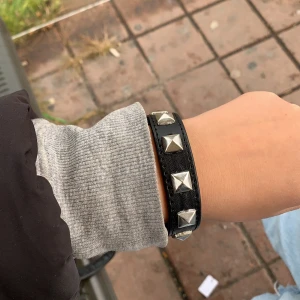 Valentino armband  - Säljer detta supercoola Valentino inspirerade armbandet! Jättefint och en svinsnygg detalj, tyvärr kommer det ej till användning för mig där av säljer jag det! Ifall fler är intresserade så kan ni buds i kommentarerna! Köparen står för frakten ❤️