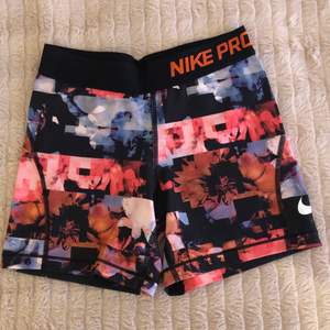 As coola Nike pro träningsshorts. Sitte bra och är väldigt bekväma och smidiga att träna i eller bara ha hemma. Är i mycket gott skick men säljer pga för små!