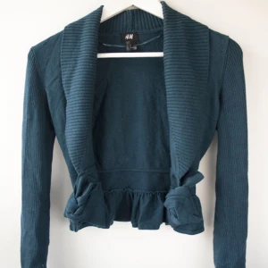  - Blå grön kofta med volang och band som går att knyta. Lång ärm. Storlek xs från H&M. 

Bara att fråga om ni undrar något!
Kan mötas upp på söder
Frakt 45kr