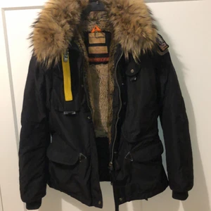 Parajumpers - Jackan är Köpt på johnells för 10.000:- köpte den ca i juni 2019, säljes pga vill ha något nytt. Den är rökfri och har inte häller några djur hemma. Äkta päls, äkta jacka. Jackan går även att tvättas.                                                                                 Säljes för 4000 eller bud beroende på hur många som vill ha den , detta pris går även att diskuteras ifall ingen annan är intresserad av den.          fraktas eller hämtas i Borås. Frakten betalas av köparen. Annars så har den  inga missfärgade ställen, och den är inte SÖNDER någonstans eller har hål❤️ skriv för mer information!