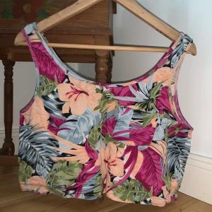 Mönstrat linne - Coolt linne i färgglatt blommönster med gullig ficka på bröstet. Från Bik bok. God kvalitet. Skriv för fler bilder. Möts upp i Falun eller skickar om du betalar frakten✌🏻