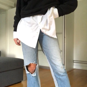 Jeans från 7 for all mankind  - Säljer mina snygga jeans från 7 for all mankind då jag tycker att de är för korta på mig (det är en smaksak.) Om någon undrar är jag 171 cm lång. Köpte i USA för lite mer än 1 år sedan!! Kan bli budgivning beroende på hur många som är intresserade!! 💜