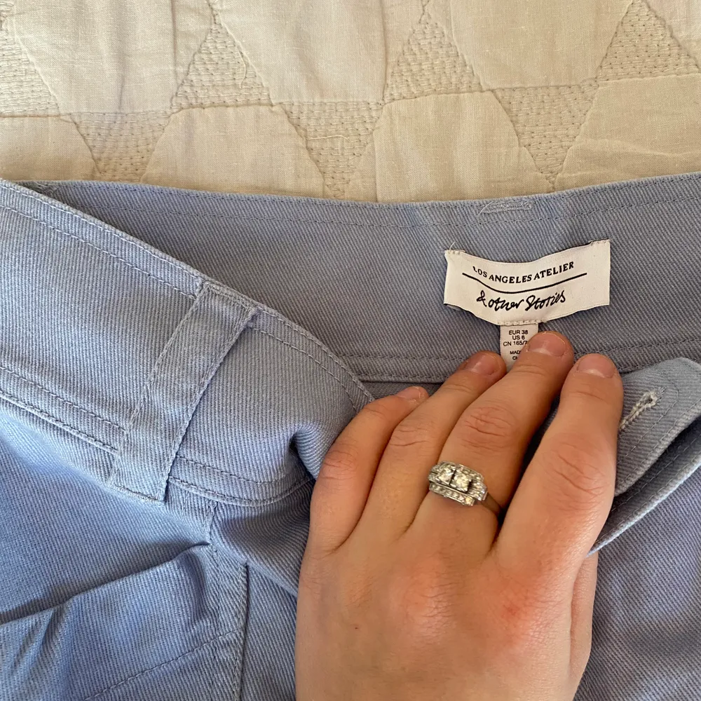 Snygga högmidjade byxor i ljusblå bomull från & other stories. . Jeans & Byxor.