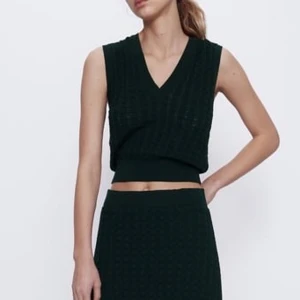 Stickad väst st M - Stickad/virkad väst från zara i storlek M, knappt använd. Frakt ingår 🥰