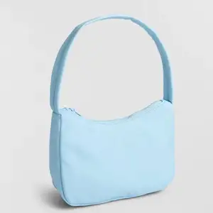 Säljer denna blå väska!! Superfin men har så många andra väskor 🥰