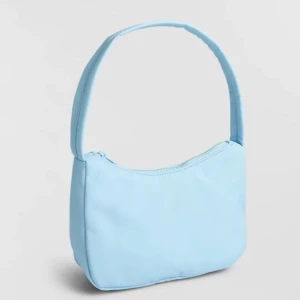 Ljusblå väska  - Säljer denna blå väska!! Superfin men har så många andra väskor 🥰