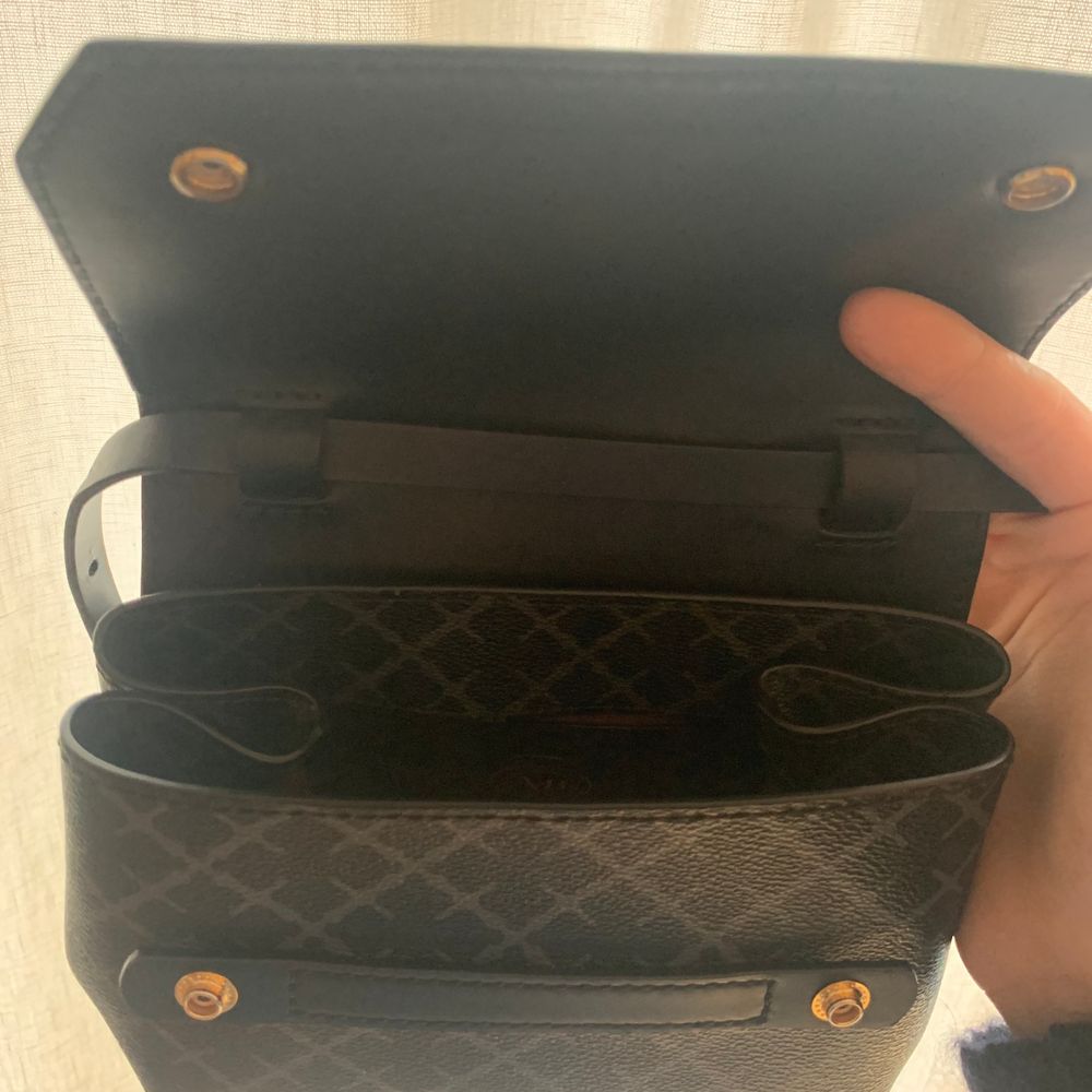 Superfin axelremsväska från By Malene Birger i färgen charcoal!🖤 Justerbart axelband och dustbag medföljer, knappt använd så i nyskick!🌟 Nypris 1799kr. Fler bilder kan fixas📸 Pris inklusive frakt.☺️. Väskor.