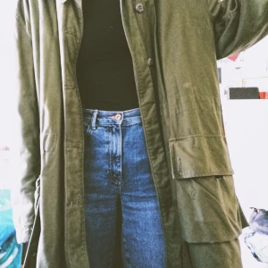 Rejäl militärjacka - Stor fodrad militärjacka i längre modell. Har varit min absoluta favoritjacka flera vintrar i rad då den är väldigt varm och skön. Använd men i gott skick. Möts upp i Malmö eller Lund. 