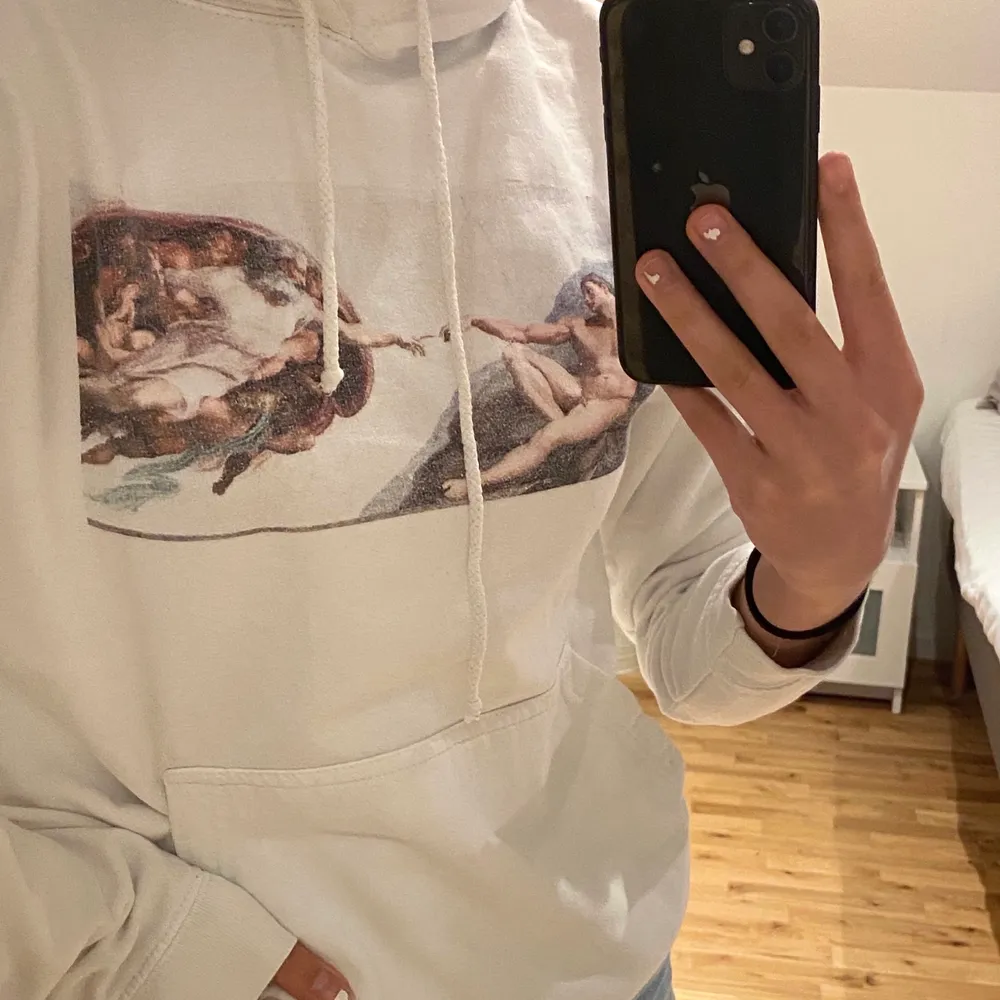 Säljer denna snygga hoodie från The Cool Elephant! Köpt för ca 600 kr (€59). Lite slitet tryck och därav priset! Storlek S. Köparen står för frakt, kan mötas upp i Stockholm!🤍. Hoodies.
