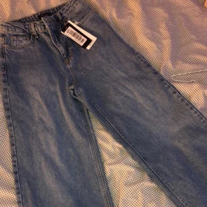 Nya Raka Jeans  - Superfina helt nya jeans, prislapp kvar ifrån Nakd .200+frakt💕