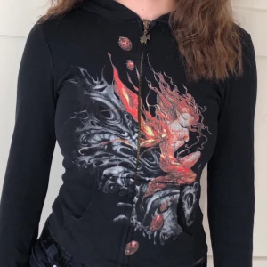 Svart hoodie  - Svart tight hoodie med luva🧚‍♀️ sitter väldigt snyggt och passar xs-s. Köpt på humana. Har ett litet hål i ärmen som syns på tredje bilden. Köparen står för frakt 🐞❤️