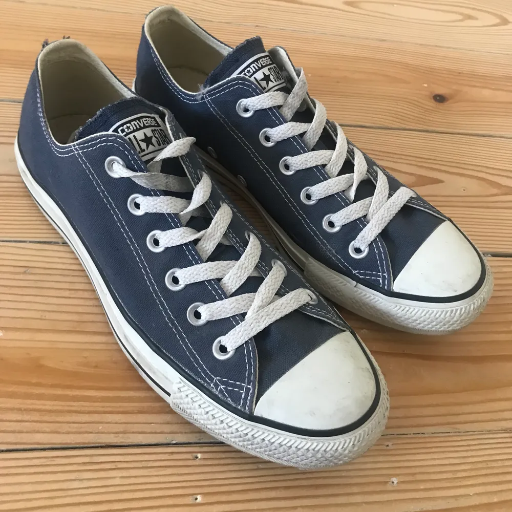 Jättefina blåa converse i fint skick som säljes då de är för stora. Skriv privat för fler bilder eller frågor. Frakt ingår💕. Skor.