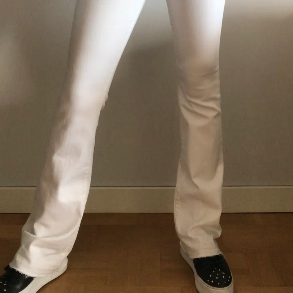 Svinsnygga bootcut jeans längre i modellen det är raw cut så det går bra att klippa av dom ifall d där för långa!  Nypris 1200. Jeans & Byxor.